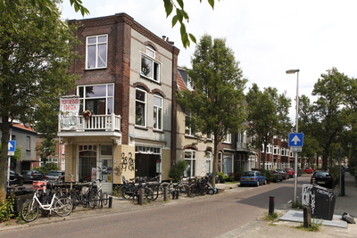 914337 Gezicht op de panden Duifstraat 61 (links) -lager te Utrecht.